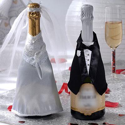 زجاجة من شمبانيا الزفاف ، زينت بأيديها - هدية أصلية للعروسين